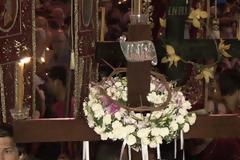 Ιωάννινα: Πλήθος πιστών και βαθιά κατάνυξη στην περιφορά και συνάντηση των Επιταφίων [video]