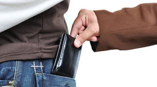 Έρευνα: Γιατί δεν πρέπει να κρατάμε το πορτοφόλι στην πίσω τσέπη - Φωτογραφία 1