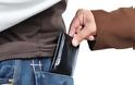 Έρευνα: Γιατί δεν πρέπει να κρατάμε το πορτοφόλι στην πίσω τσέπη