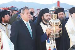 Ο ΥΕΘΑ Πάνος Καμμένος στην υποδοχή του Αγίου Φωτός