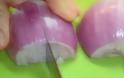 Απίθανο κολπάκι! Ορίστε τι να κάνετε για να μην δακρύζετε όταν κόβετε κρεμμύδια!