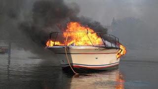 Χαμός στην Χαλκίδα. Σκάφος τυλίχτηκε στις φλόγες και σκόρπισε τον πανικό [video] - Φωτογραφία 1