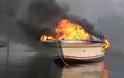 Χαμός στην Χαλκίδα. Σκάφος τυλίχτηκε στις φλόγες και σκόρπισε τον πανικό [video]