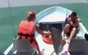 Moναδικό βίντεο: Δελφίνι προσγειώνεται μέσα σε… βάρκα! [video]