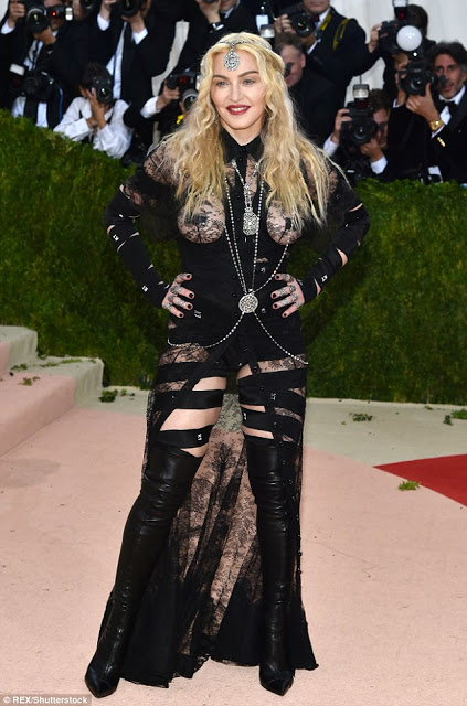 Τους κούφανε! Δείτε τι εμφάνιση έκανε η Madonna στο Met Gala [photos] - Φωτογραφία 2