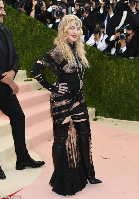 Τους κούφανε! Δείτε τι εμφάνιση έκανε η Madonna στο Met Gala [photos] - Φωτογραφία 3