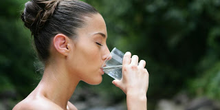 Το ήξερες; Τι συμβαίνει στο σώμα μας όταν πίνουμε νερό νηστικοί; - Φωτογραφία 1