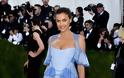 Χεράκι - χεράκι η Irina Shayk και ο Bradley Cooper στο Met Gala [photos] - Φωτογραφία 3