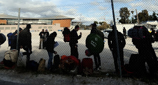 Συμπλοκή με όπλα στο Ελληνικό - Εκτός ελέγχου η κατάσταση με τους μετανάστες - Φωτογραφία 1