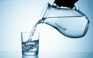 Γιατί πρέπει να πίνουμε δυο ποτήρια νερό πριν φάμε; - Φωτογραφία 1