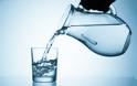 Γιατί πρέπει να πίνουμε δυο ποτήρια νερό πριν φάμε;
