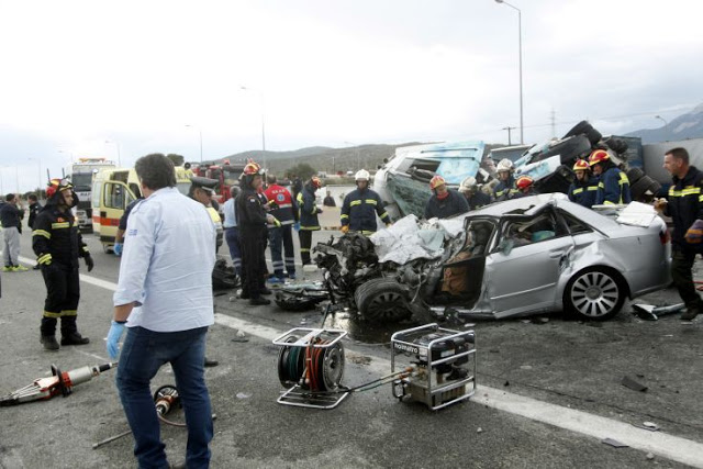 Τρόμος στην άσφαλτο: Σύγκρουση Ι.Χ. με νταλίκα στην Αθηνών - Κορίνθου [photos] - Φωτογραφία 3