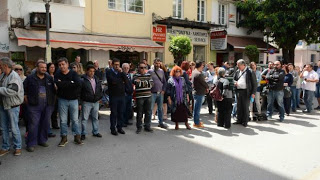 Πάτρα: Ο δήμαρχος έβαλε λουκέτο ... στο δημαρχείο! Μαζί με τους εργαζόμενους στην κατάληψη ο Κώστας Πελετίδης! - Φωτογραφία 1