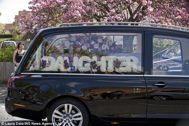 Πατέρας πήγε την κόρη του στην κηδεία της μητέρας της και οι εικόνες θα σας κάνουν να δακρύσετε [photos] - Φωτογραφία 9