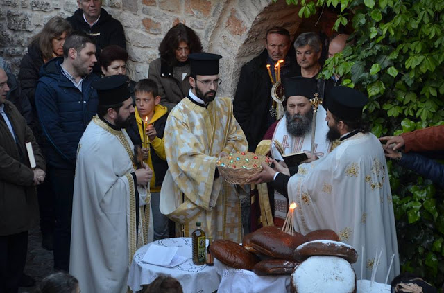 Πλήθος πιστών στην Ιερά Μονή Ζωοδόχου Πηγής στο Ανθοχώρι Μετσόβου [photos] - Φωτογραφία 2