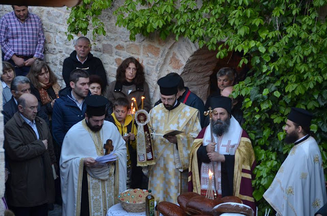 Πλήθος πιστών στην Ιερά Μονή Ζωοδόχου Πηγής στο Ανθοχώρι Μετσόβου [photos] - Φωτογραφία 3