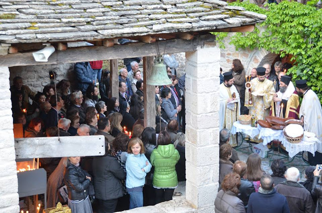Πλήθος πιστών στην Ιερά Μονή Ζωοδόχου Πηγής στο Ανθοχώρι Μετσόβου [photos] - Φωτογραφία 5