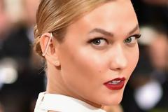 H Karlie Kloss έκοψε την πανάκριβη τουαλέτα της στο Met Gala με ψαλίδι! [photos]