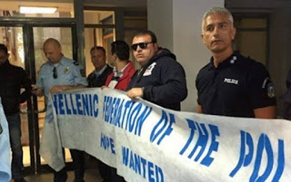Aστυνομικοί έκαναν ντου στην Κουμουνδούρου - ΚΑΤΑΛΗΨΗ στα γραφεία του ΣΥΡΙΖΑ - Φωτογραφία 1