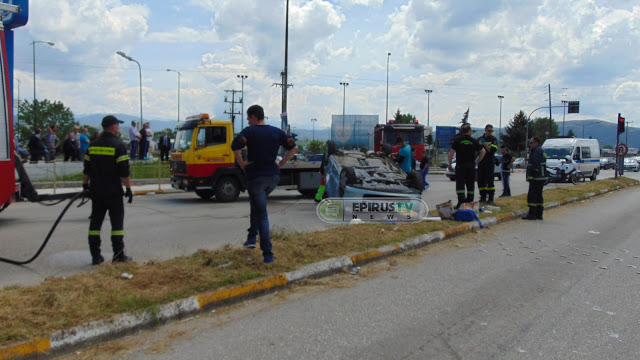 Ιωάννινα: Τροχαίο στη διασταύρωση των ΤΕΙ. Το ένα όχημα ντελαπάρισε, 2 τραυματίες [photos] - Φωτογραφία 11