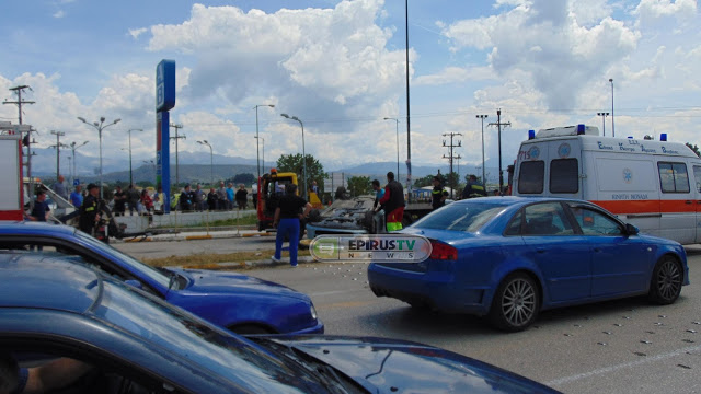 Ιωάννινα: Τροχαίο στη διασταύρωση των ΤΕΙ. Το ένα όχημα ντελαπάρισε, 2 τραυματίες [photos] - Φωτογραφία 3