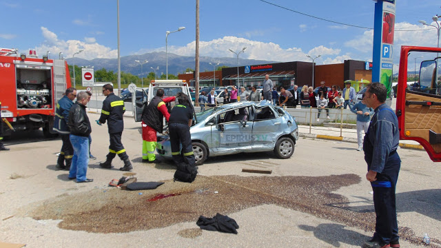 Ιωάννινα: Τροχαίο στη διασταύρωση των ΤΕΙ. Το ένα όχημα ντελαπάρισε, 2 τραυματίες [photos] - Φωτογραφία 5