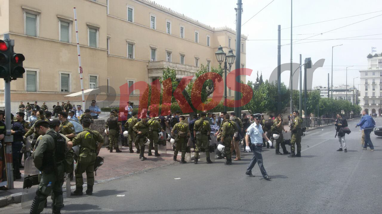 Έξω από την είσοδο της Βουλής οι ένστολοι – ΦΩΤΟ - Φωτογραφία 2