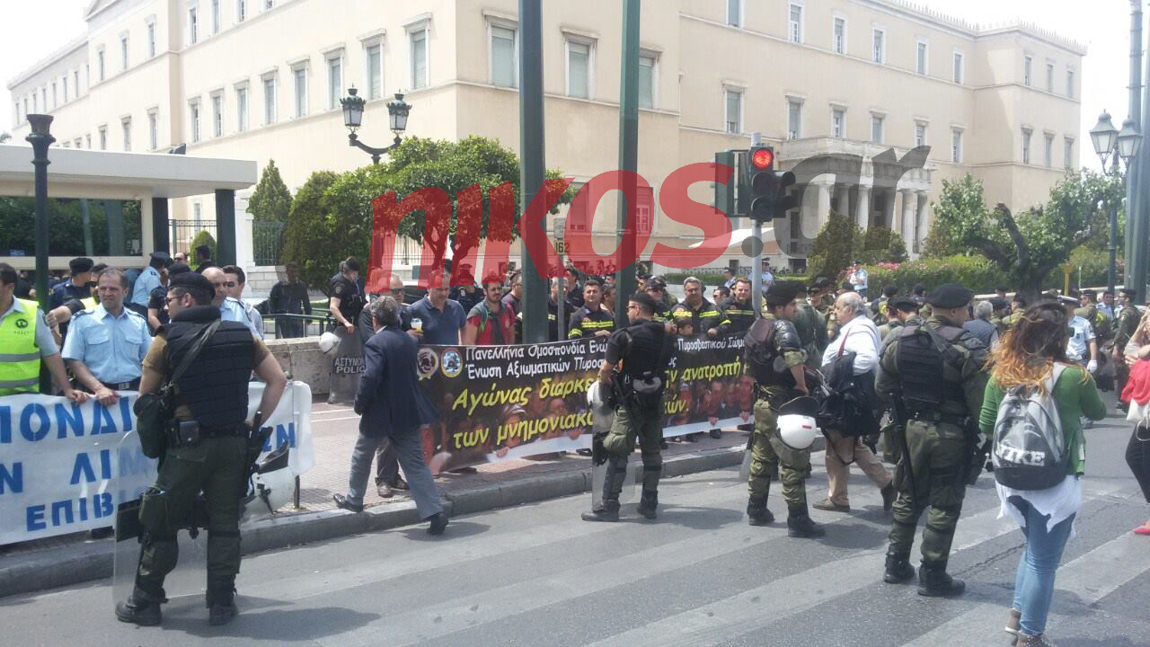 Έξω από την είσοδο της Βουλής οι ένστολοι – ΦΩΤΟ - Φωτογραφία 3