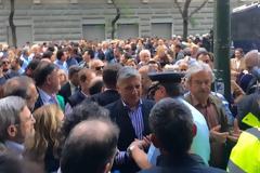 ΜΑΤ σε γιατρούς και υγειονομικούς! Στα κάγκελα οι κλάδοι για το ασφαλιστικό