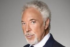 Δείτε τον Tom Jones για πρώτη φορά μετά το θάνατο της γυναίκας του... [photos]