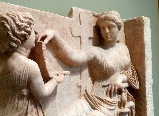 ΘΑ ΤΡΕΛΑΘΟΥΜΕ ΤΕΛΕΙΩΣ! Γλυπτό του 1ου π.Χ. αιώνα με αρχαία Ελληνίδα να κρατάει λάπτοπ; [video] - Φωτογραφία 2