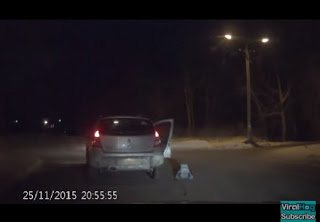 ΣΟΚ! Μωρό ανοίγει την πόρτα και πέφτει από το αυτοκίνητο [video] - Φωτογραφία 1