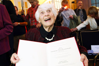 77 χρόνια μετά πήρε το διδακτορικό που της είχαν στερήσει οι Ναζί! - Φωτογραφία 1