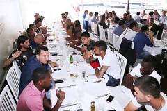 ΟΙΚΟΓΕΝΕΙΑΚΟ ΓΕΥΜΑ ΓΙΑ ΤΟ ΠΟΔΟΣΦΑΙΡΙΚΟ ΤΜΗΜΑ... ΜΕ ΘΕΑ ΘΑΛΑΣΣΑ! (PHOTOS & VIDEO)