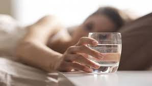 Μεγάλη προσοχή: ΠΟΤΕ να μην πίνετε νερό από ποτήρι που έχετε δίπλα σας το βράδυ. Διαβάστε γιατί... - Φωτογραφία 1