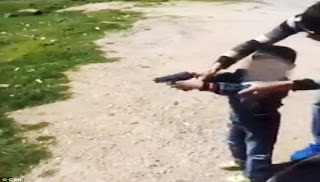 Σάλος! Τούρκος μαθαίνει στον 5χρονο γιο του να... πυροβολεί - Φωτογραφία 1