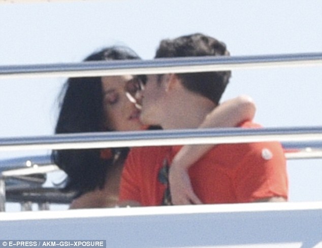 Μετά τις απιστίες του,άρχισαν τα φιλιά! Ποιο διάσημο ζευγάρι είναι ξανά μαζί; [photos] - Φωτογραφία 3