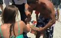 Σοκ στις ΗΠΑ: Καρχαρίας επιτέθηκε σε 23χρονη και καρφώθηκε πάνω της [photos]