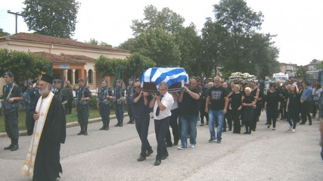 Στέρεψαν τα δάκρυα στην κηδεία του Ανθυποσμηναγού στον Τύρναβο. Το Υπουργείο Άμυνας τίμησε τη μνήμη του - Φωτογραφία 1