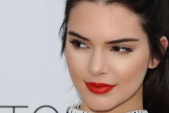 Έβαλε το νυχτικό της και βγήκε! Δείτε την Kendall Jenner στις Κάννες [photos]