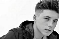 Το νέο ζευγάρι της Showbiz είναι ο Brooklyn Beckham και η... [photos]