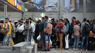 Απίστευτο! Οι πρόσφυγες κάνουν ουρές για να πάνε στη Γερμανία να φτιάξουν τη ζωή τους και εκεί τους προσλαμβάνουν με... - Φωτογραφία 1
