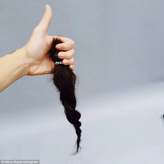 Θα πάθετε πλάκα! Δείτε τον Harry Styles με ΚΟΝΤΟ μαλλί! [photo] - Φωτογραφία 3