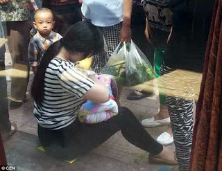 Η «πιο όμορφη μητέρα» θηλάζει εγκαταλελειμμένο μωρό στη μέση του δρόμου! - Φωτογραφία 1