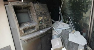 Ερυθρές: Ανατίναξαν το ATM. Σοβαρές ζημιές στην τράπεζα στο πόδι η αστυνομία - Φωτογραφία 1