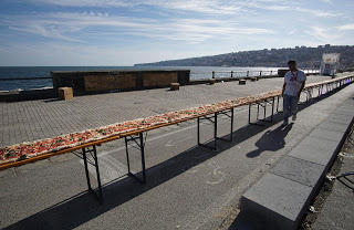 'Έφτιαξαν πίτσα δύο χιλιομέτρων στη Νάπολη! [photos] - Φωτογραφία 1