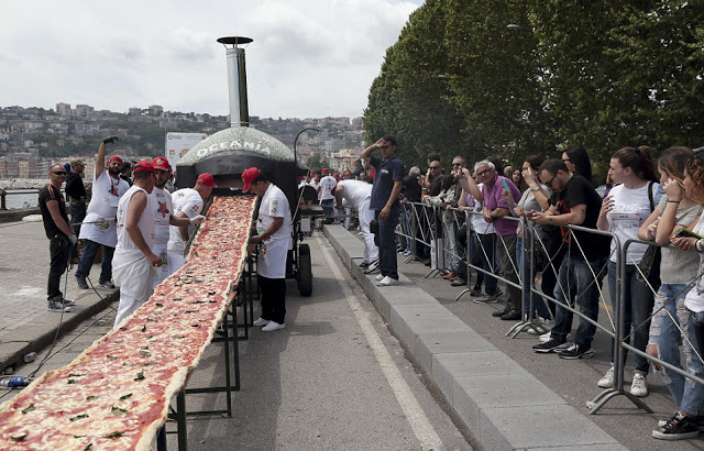 'Έφτιαξαν πίτσα δύο χιλιομέτρων στη Νάπολη! [photos] - Φωτογραφία 2