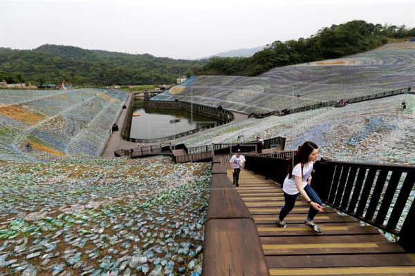 Φτιάξανε πίνακα του Βαν Γκονγκ με 4 εκατ. πλαστικά μπουκάλια! [photos] - Φωτογραφία 3
