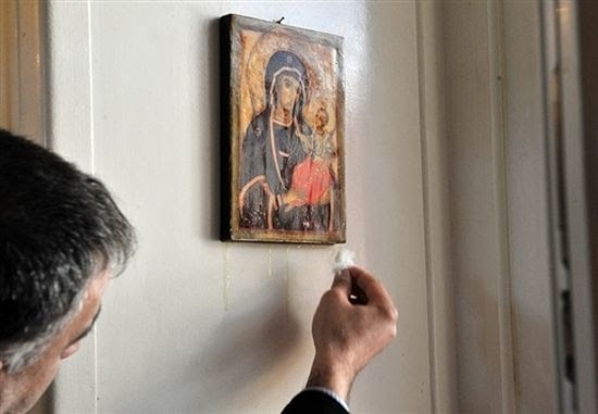 Η Παναγία δακρύζει στο σπίτι Τούρκου - Για θαύμα κάνει λόγο ο τουρκικός Τύπος [photo] - Φωτογραφία 2