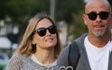 Bar Refaeli: Το top model κάνει βόλτες στη Γλυφάδα με τον σύζυγό της λίγο πριν γίνουν γονείς! - Φωτογραφία 1